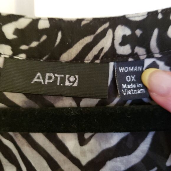 Apt. 9 Sheer Sleeveless Partial Button Front V-Neck Top - Picture 5 of 6